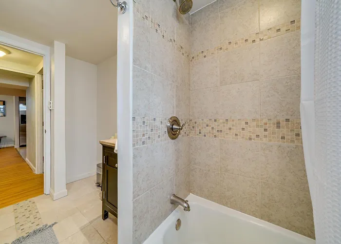 Apartment Couple's Retreat ~ 2 Mi To Downtown! Pittsburgh